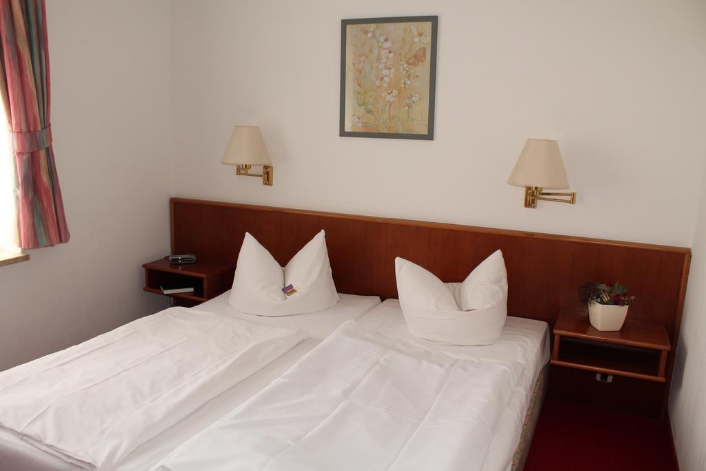 Hotel Fuersteneck Бернбург Стая снимка
